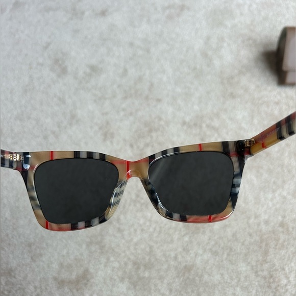Burberry Elsa Vintage Plaid Sunglasses Black, tan & red w/ minor flaws on lens - Picture 5 of 12